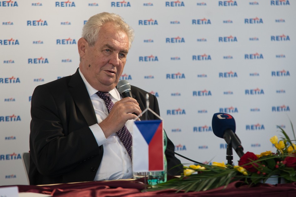 Prezident ČR, pan Miloš Zeman, navštívil společnost RETIA, pozadí za ním navrhla a zpracovala agentura PAREXPO